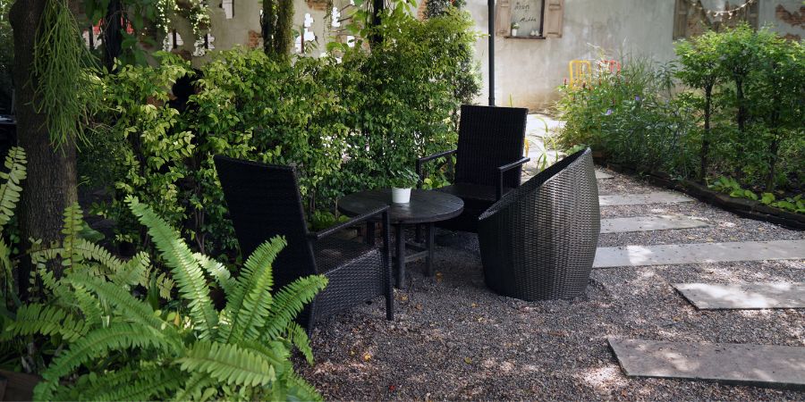 Schwarze Ausstattungselemente – Möbel und kleine Gartenarchitektur in Schwarz