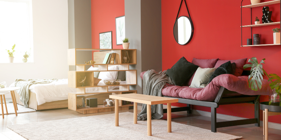 Passende Wandfarben, Accessoires und Beleuchtung – wie richtet man ein Studio-Apartment ein?