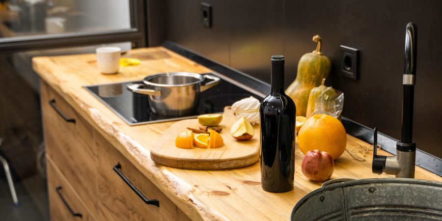 Oberflächenbehandlung – wie renoviert man eine Küchenarbeitsplatte aus Holz?