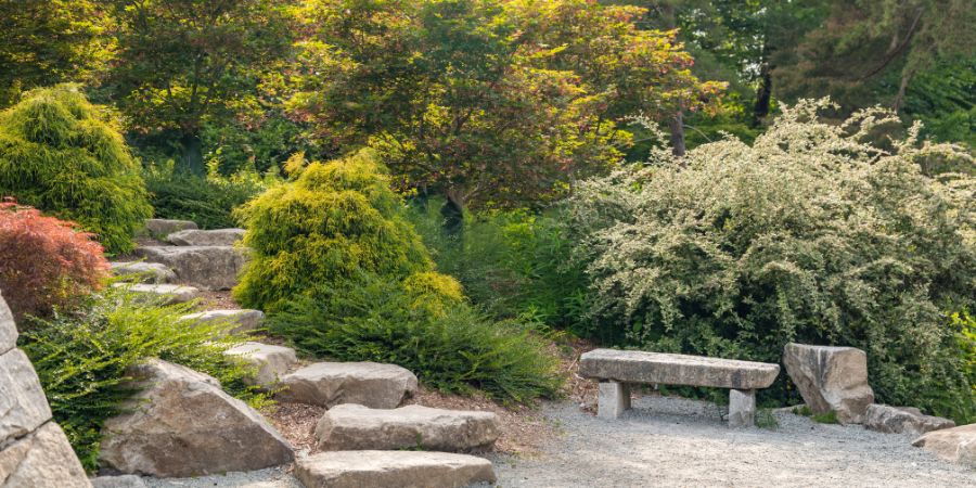 Wie gestaltet man einen kleinen Garten im japanischen Stil?