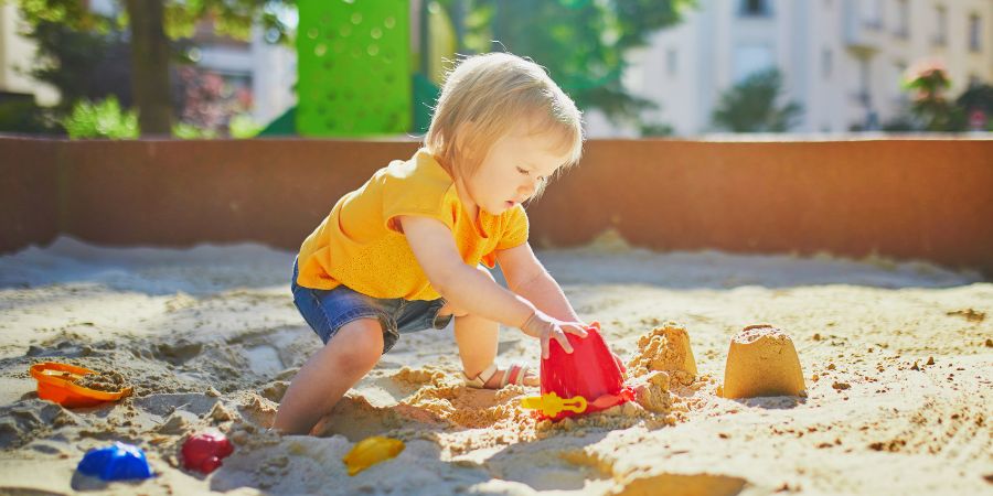 Welche Eigenschaften sollte Sand für einen Sandkasten haben?